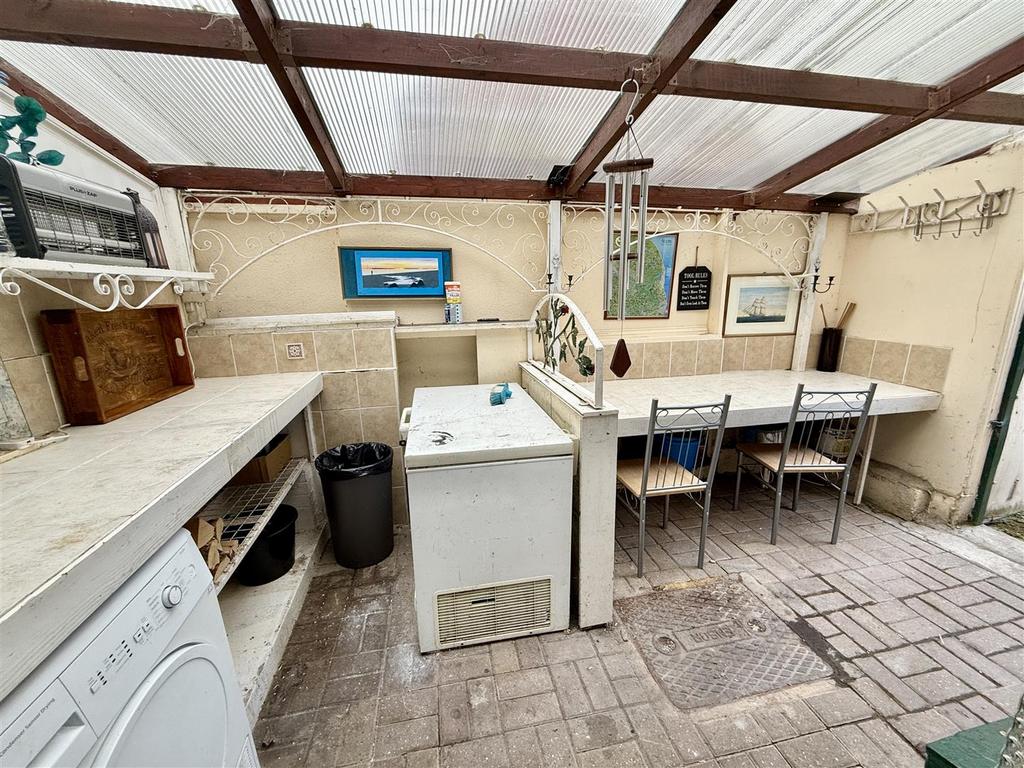 Rear lean-to
