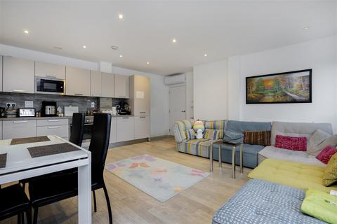 3 bedroom flat for sale, Hallington Court, Edgware Green HA8