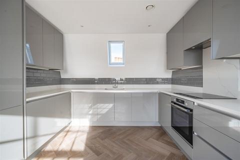 3 bedroom apartment to rent, Claremont Road, Surbiton