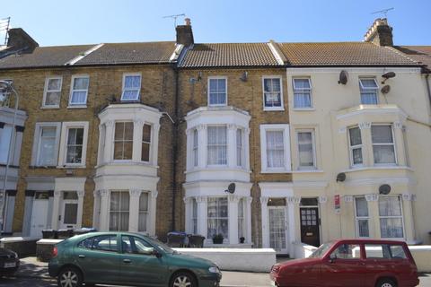 2 bedroom flat to rent, Gordon Road, Margate CT9