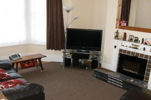 2 bedroom flat to rent, Gordon Road, Margate CT9