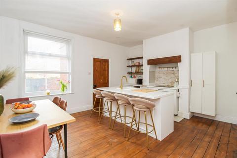 4 bedroom end of terrace house for sale, Hawthorne Terrace, Wakefield WF2