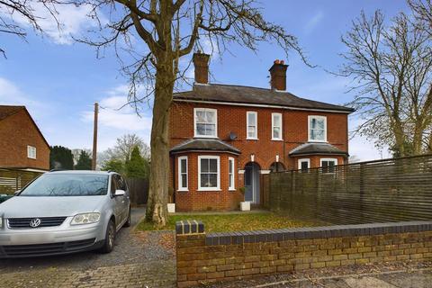 3 bedroom semi-detached house to rent, Goffs Park Road, Crawley RH11