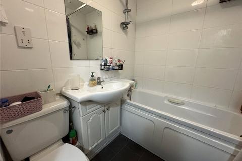 2 bedroom flat for sale, Silchester Court, Ashford TW15