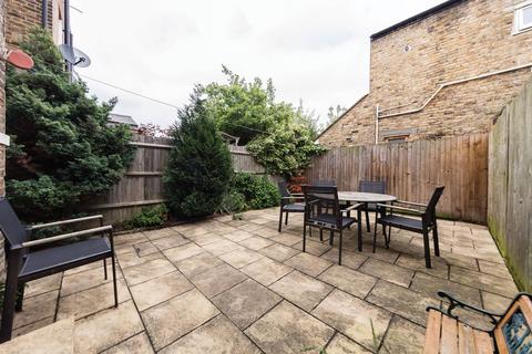 4 bedroom flat to rent, Astonville Street, Wandsworth, London, SW18