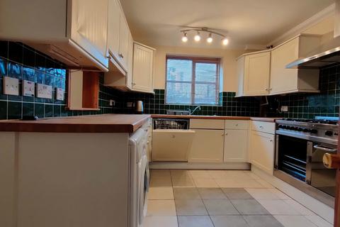 4 bedroom detached house to rent, Borgard Road, London SE18