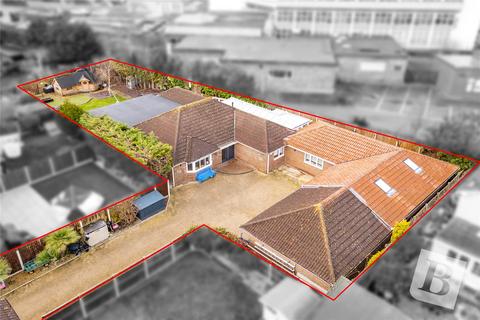 5 bedroom bungalow for sale, Beauchamps Drive, Wickford, Essex, SS11