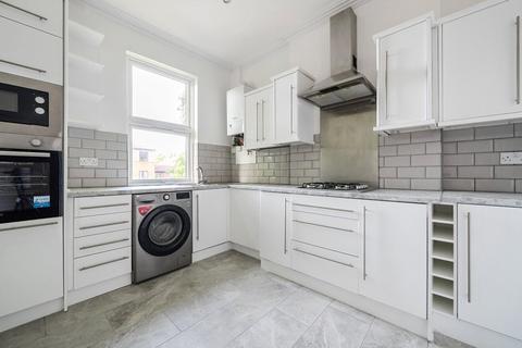 2 bedroom apartment to rent, Cyprus Road, Finchley Central, London, N3