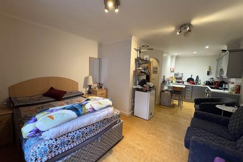 Studio to rent, Abbey Square, Reading