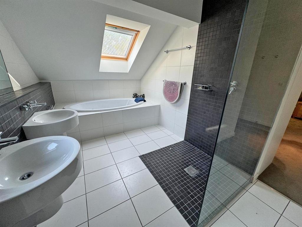 Spacious en suite bathroom