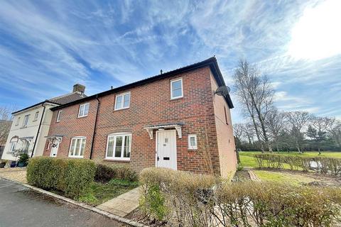 3 bedroom end of terrace house to rent, Ferndown