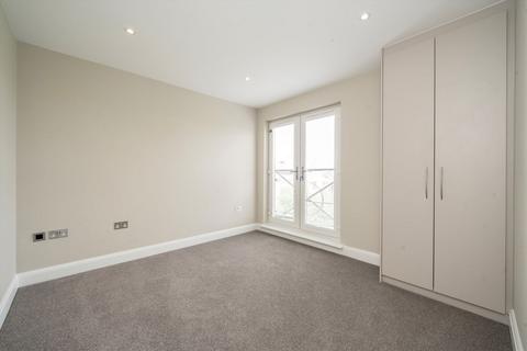 2 bedroom flat to rent, High Street, Egham TW20