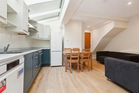 4 bedroom flat to rent, Santley Street, London SW4