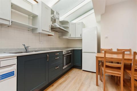 4 bedroom flat to rent, Santley Street, London SW4