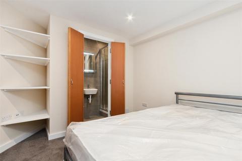 4 bedroom flat to rent, Santley Street, London SW4