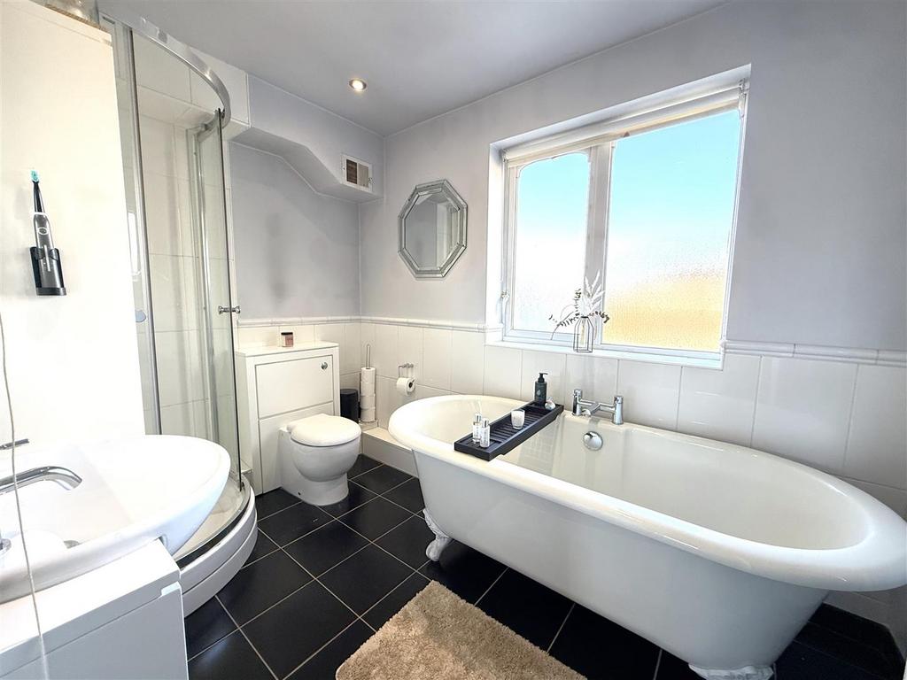 Bath/shower room