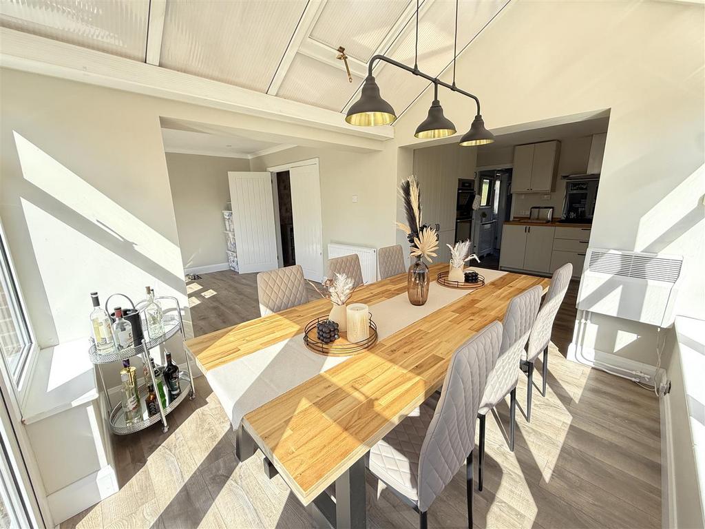 Dining/breakfast area