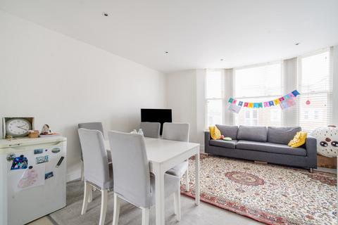 3 bedroom apartment for sale, Askew Road, London