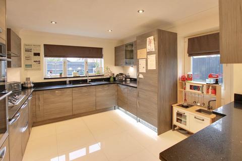 19 Round Grove, Croydon, CR0 7PP