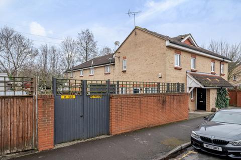 2 bedroom semi-detached house for sale, Grantham Road, London