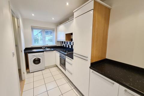 2 bedroom end of terrace house to rent, Priory Chase, Rayleigh, Essex