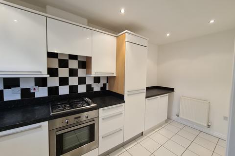 2 bedroom end of terrace house to rent, Priory Chase, Rayleigh, Essex