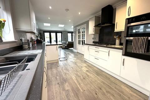 4 bedroom detached house for sale, The Street, Corton, NR32 5HW