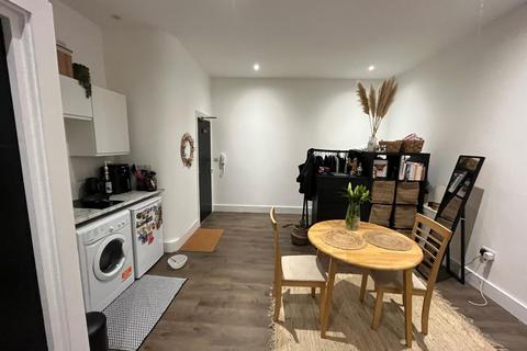 Studio to rent, Evering Road, Upper Clapton, Hackney, E5