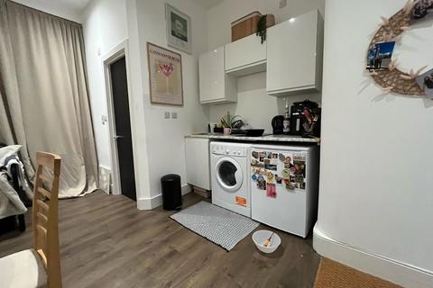 Studio to rent, Evering Road, Upper Clapton, Hackney, E5