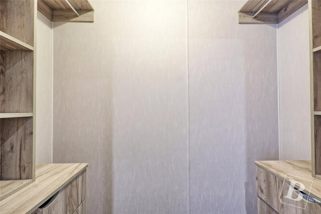 Walk-In-Wardrobe