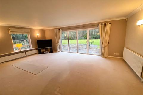 5 bedroom detached house to rent, Great North Road, Herts AL9