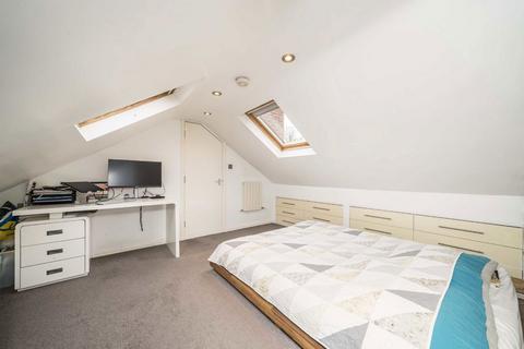 3 bedroom flat for sale, Queens Walk, London W5