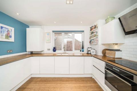 3 bedroom flat for sale, Queens Walk, London W5