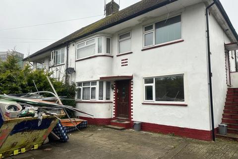 2 bedroom maisonette to rent, Fairway Avenue, Borehamwood WD6