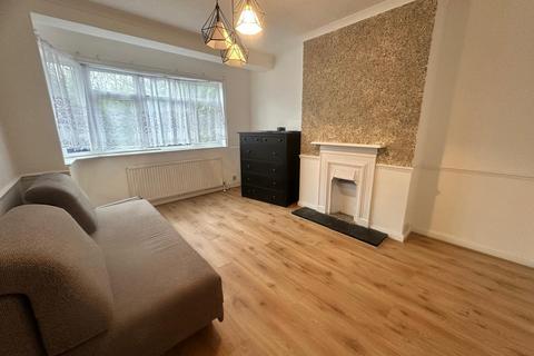 2 bedroom maisonette to rent, Fairway Avenue, Borehamwood WD6