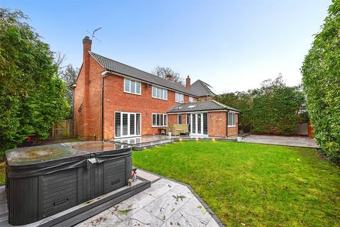 5 bedroom detached house for sale, Mulroy Drive, Surrey GU15