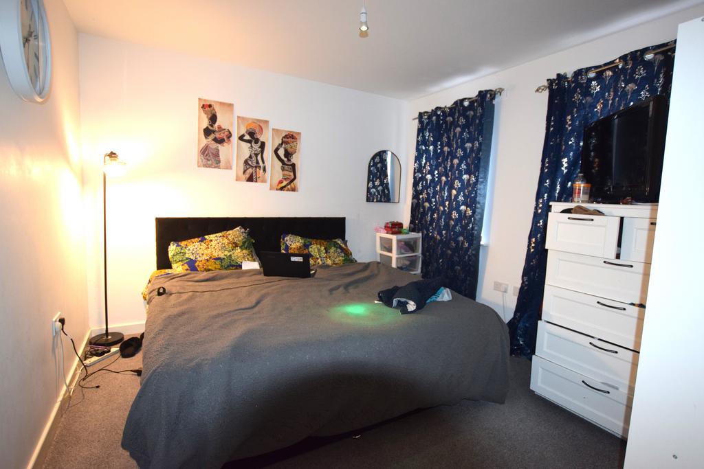 Double bedroom (front)