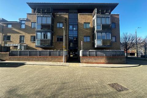 2 bedroom flat to rent, Clarence Row, Gravesend