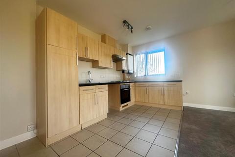 2 bedroom flat to rent, Clarence Row, Gravesend