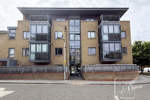 2 bedroom flat to rent, Clarence Row, Gravesend