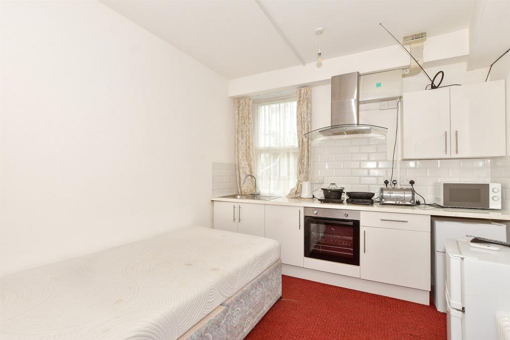 Lounge/ Bedroom/ Kitchen