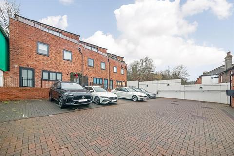 2 bedroom duplex for sale, Croydon Road, Caterham CR3