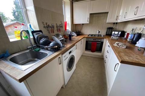 1 bedroom in a house share to rent, Ground floor single room, Alexandra Road, Mitcham, Surrey