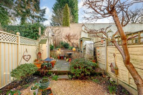 5 Canons Close, Reigate, RH2 9RR