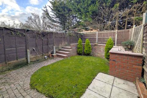 3 bedroom terraced house to rent, 12 Rosewood Way, Woking GU24