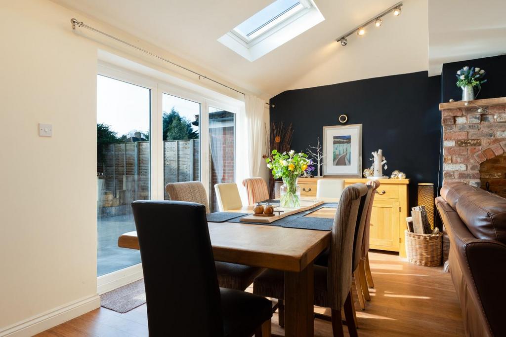 Living room-4.jpg