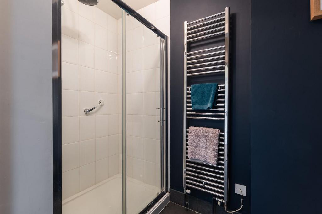 Gf shower room-2.jpg