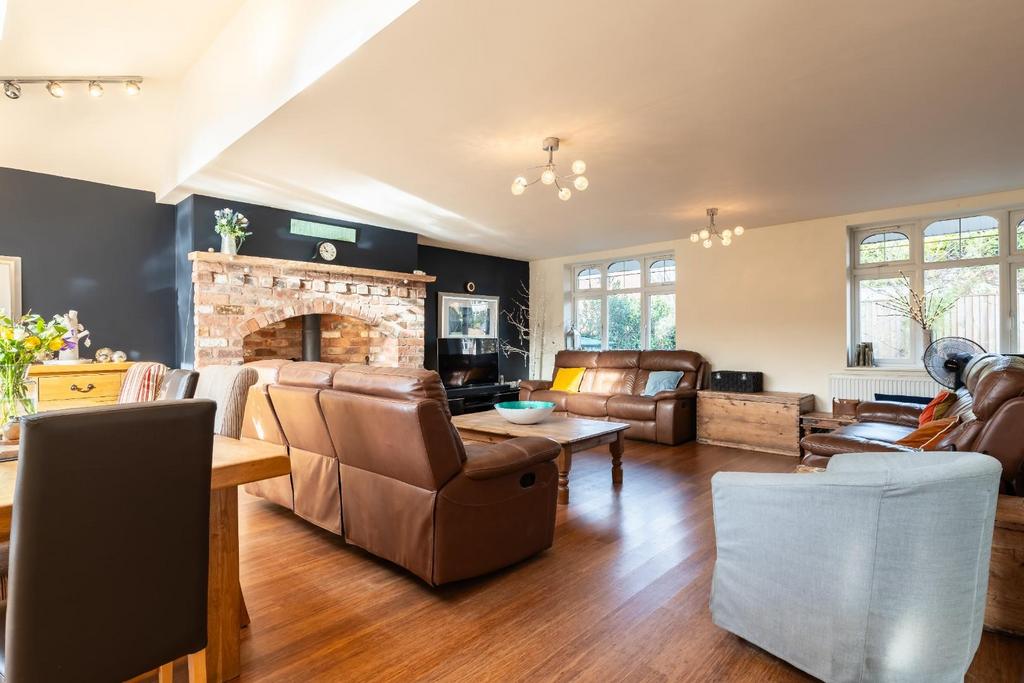 Living room-2.jpg
