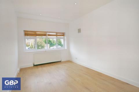 3 bedroom apartment to rent, Grenfell Avenue, Hornchurch, RM12