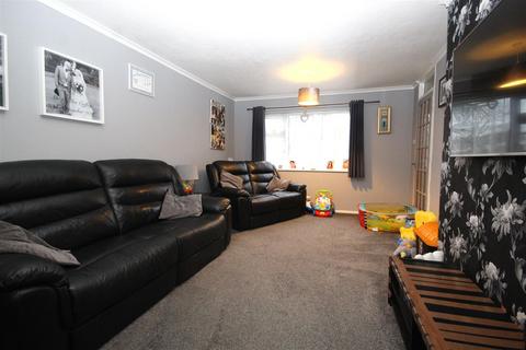 2 bedroom terraced house to rent, Fowler Road, Aylesbury HP19